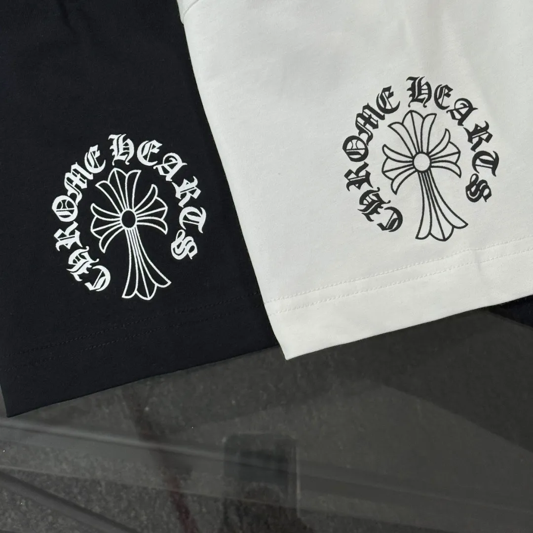 P170 Chrome Hearts 25 high-end versions. The fabric is made of 300 grams of high-density pure cotton. It does not deform or shrink. It has three labels. It is the same style for men and women. Technology: suede foaming + digital printing. Color: white, black. SIZE: S-XL.